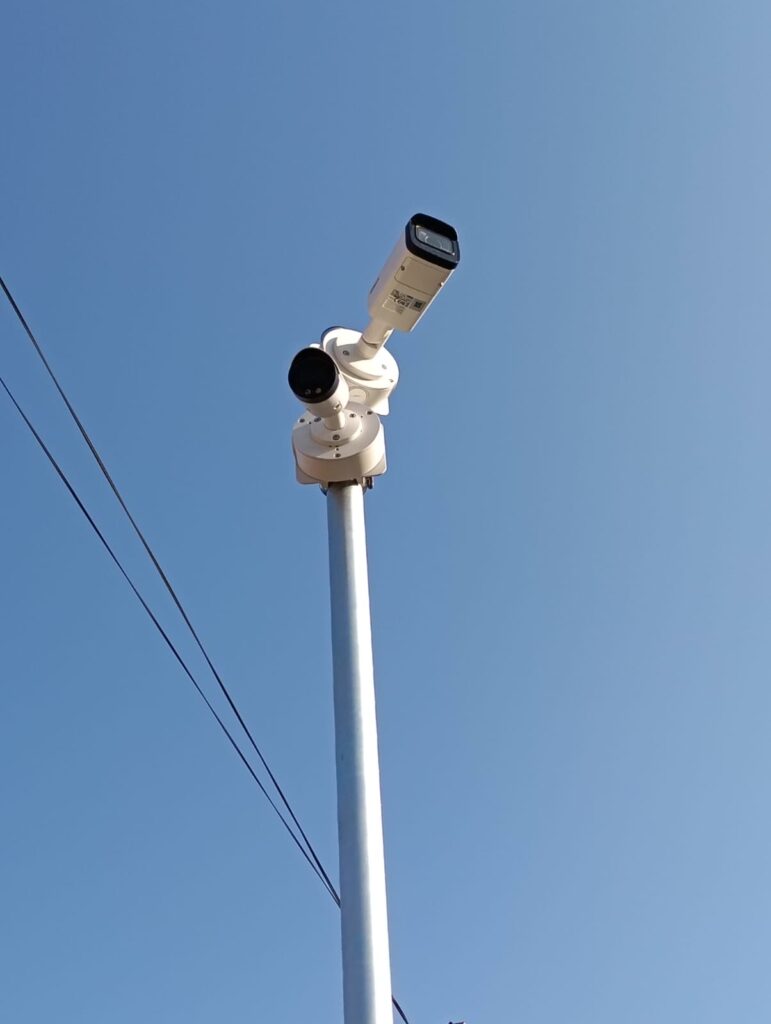 Kamery Dahua zamontowane na maszcie na osiedlu w Krakowie